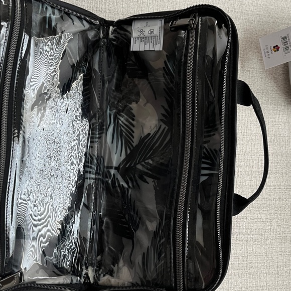 NWT Lug Flash SE Cosmetic Case - Picture 4 of 5